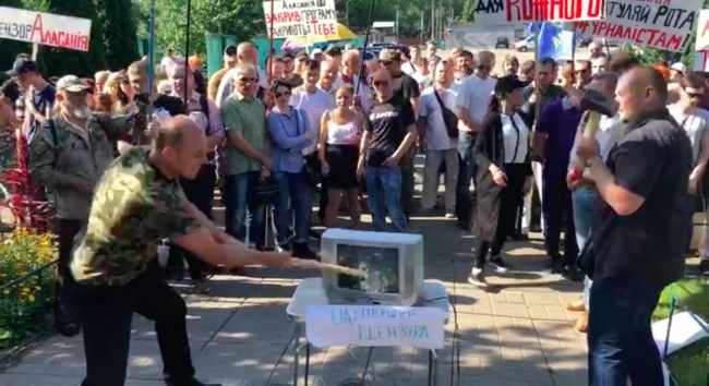 Кувалдой по цензуре на "Суспильном": несколько сотен активистов требовали отставки Аласании